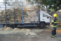 بالصور: إحتراق شاحنة في شارع دونولو هروفي دون وقوع إصابات 